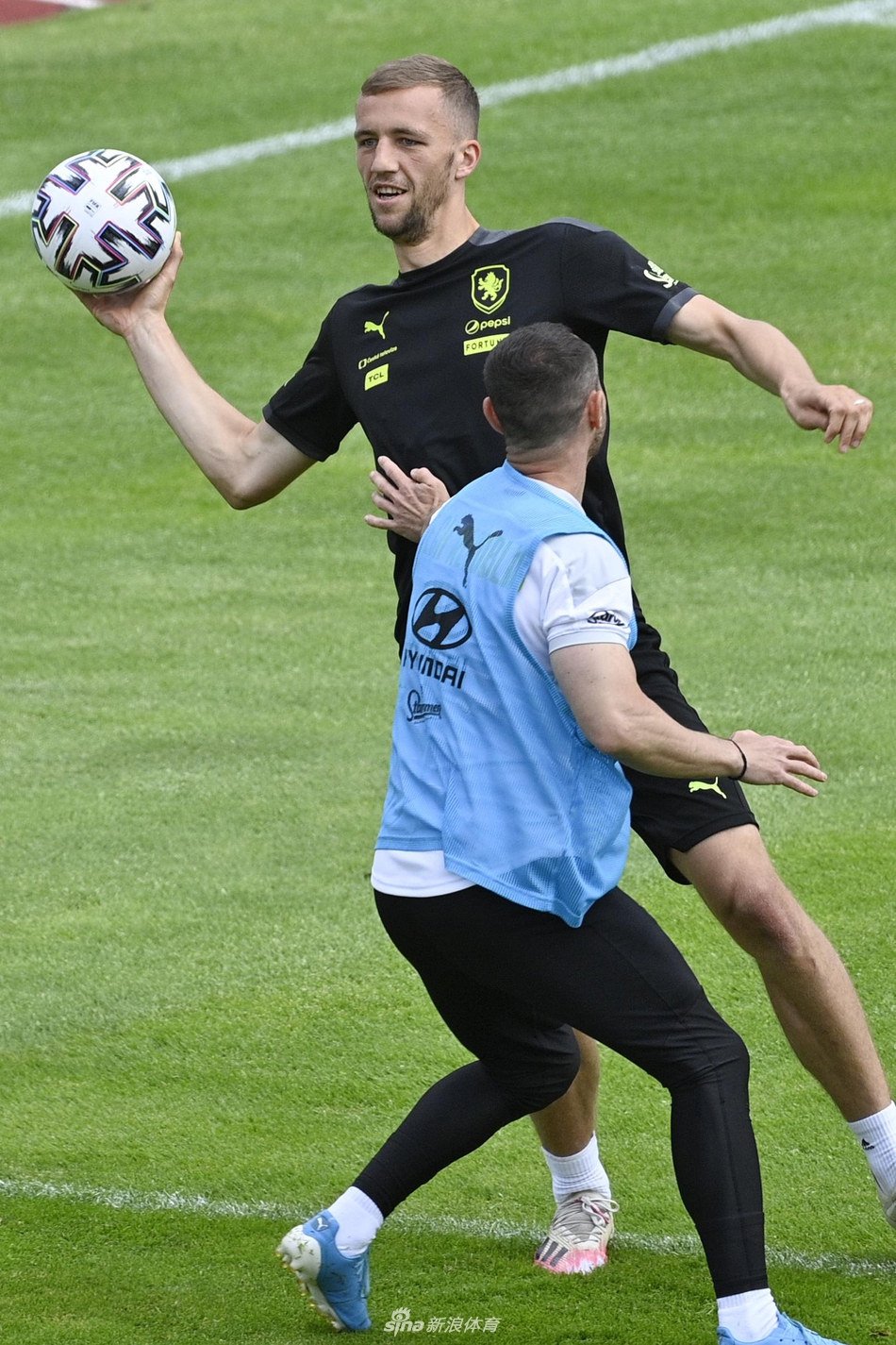 包含捷克国家队迎来连胜，雄心壮志刷新纪录的词条